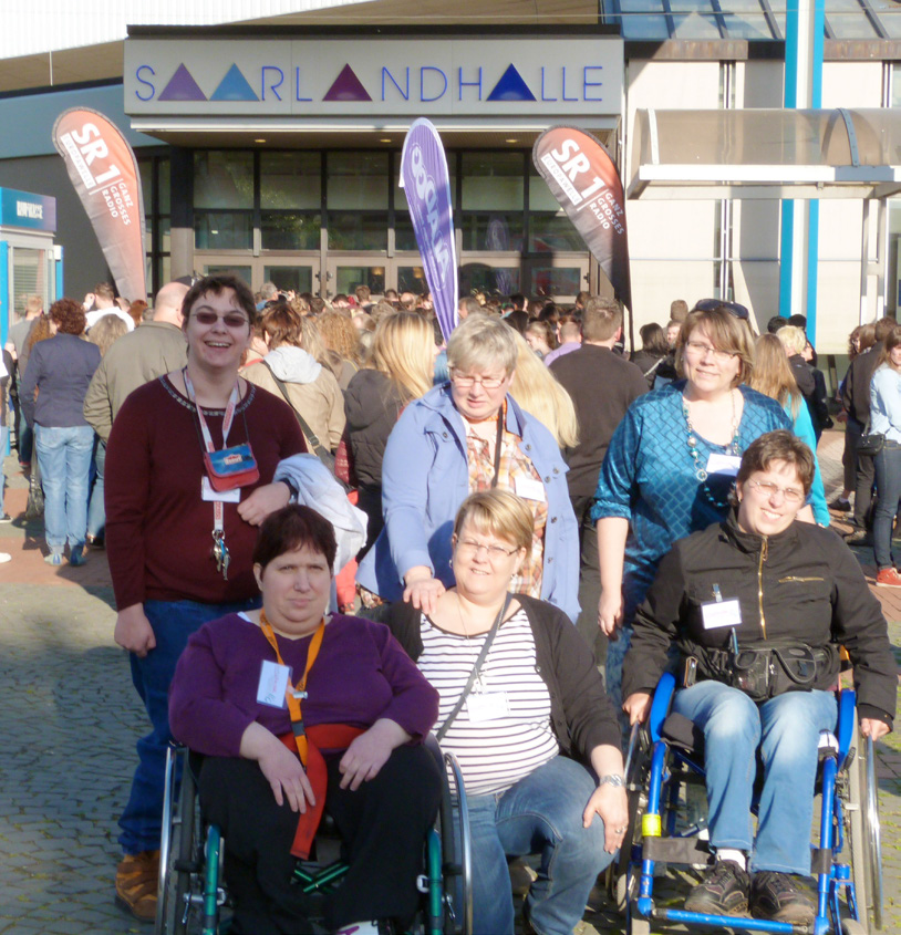 Gruppenfoto vor Saarlandhalle