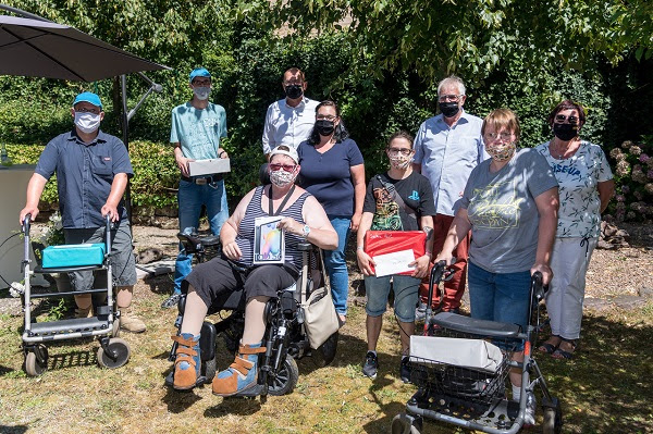 Gruppenfoto Übergabe Tablets